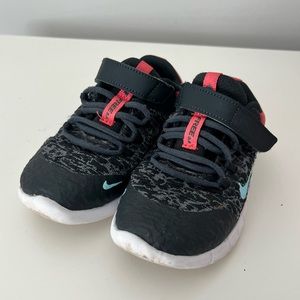 Nike girl tennis shoes